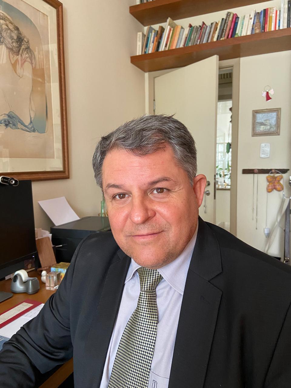 Advogado Marcos Teixeira Maciel Leite em seu escritório